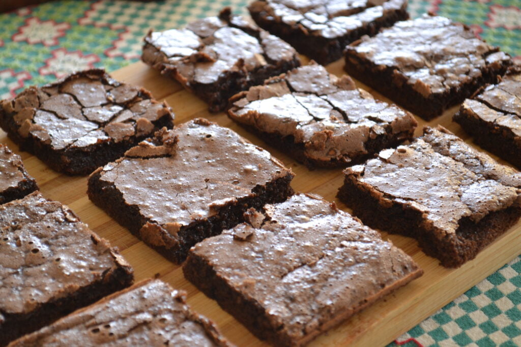 Brownie fudgy de chocolate cortado