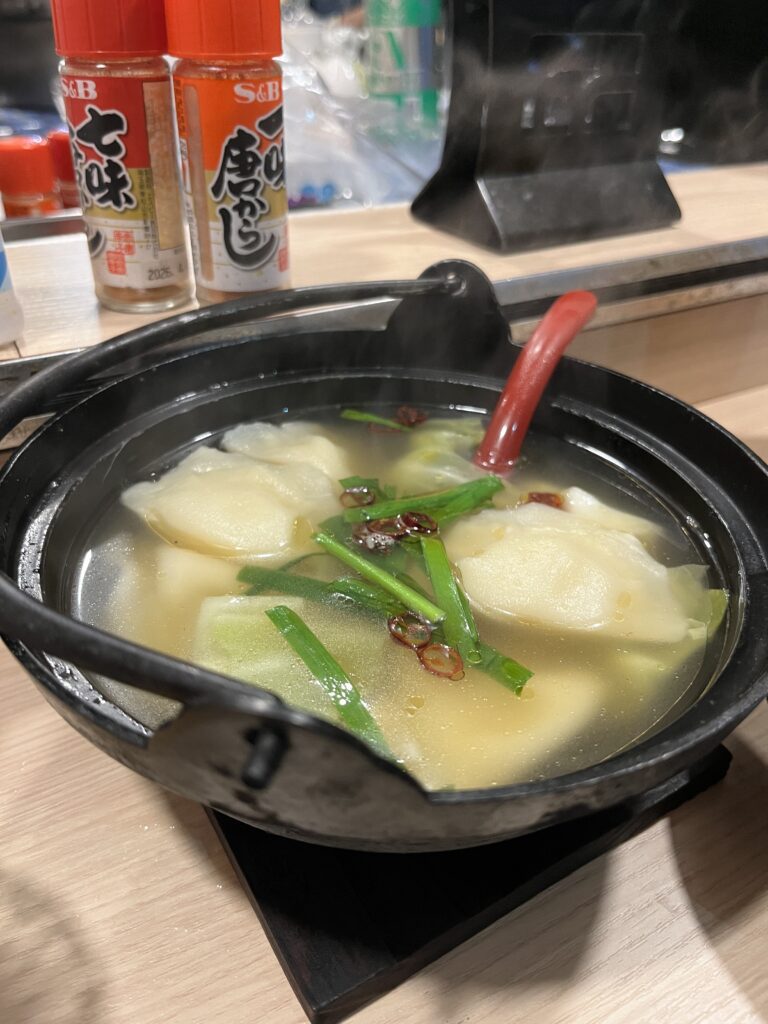 Sopa apimentada de gyoza