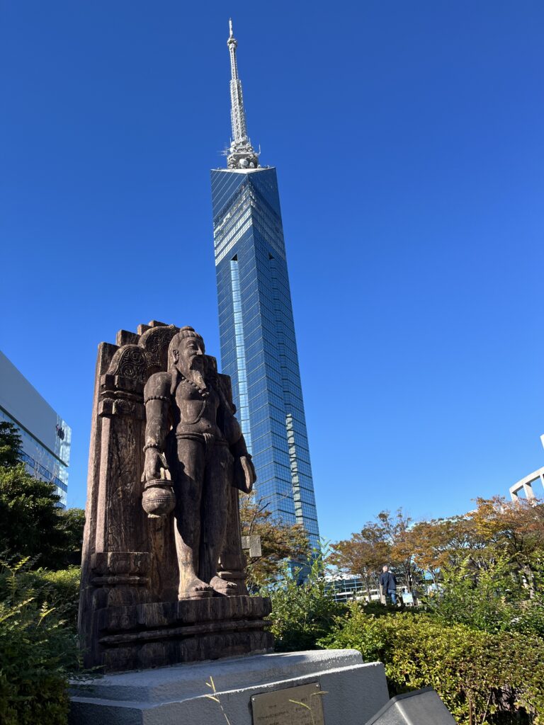 Torre de fukuoka e figura budista