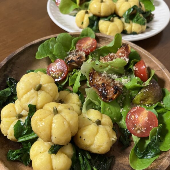 Nhoque de abóbora com salada