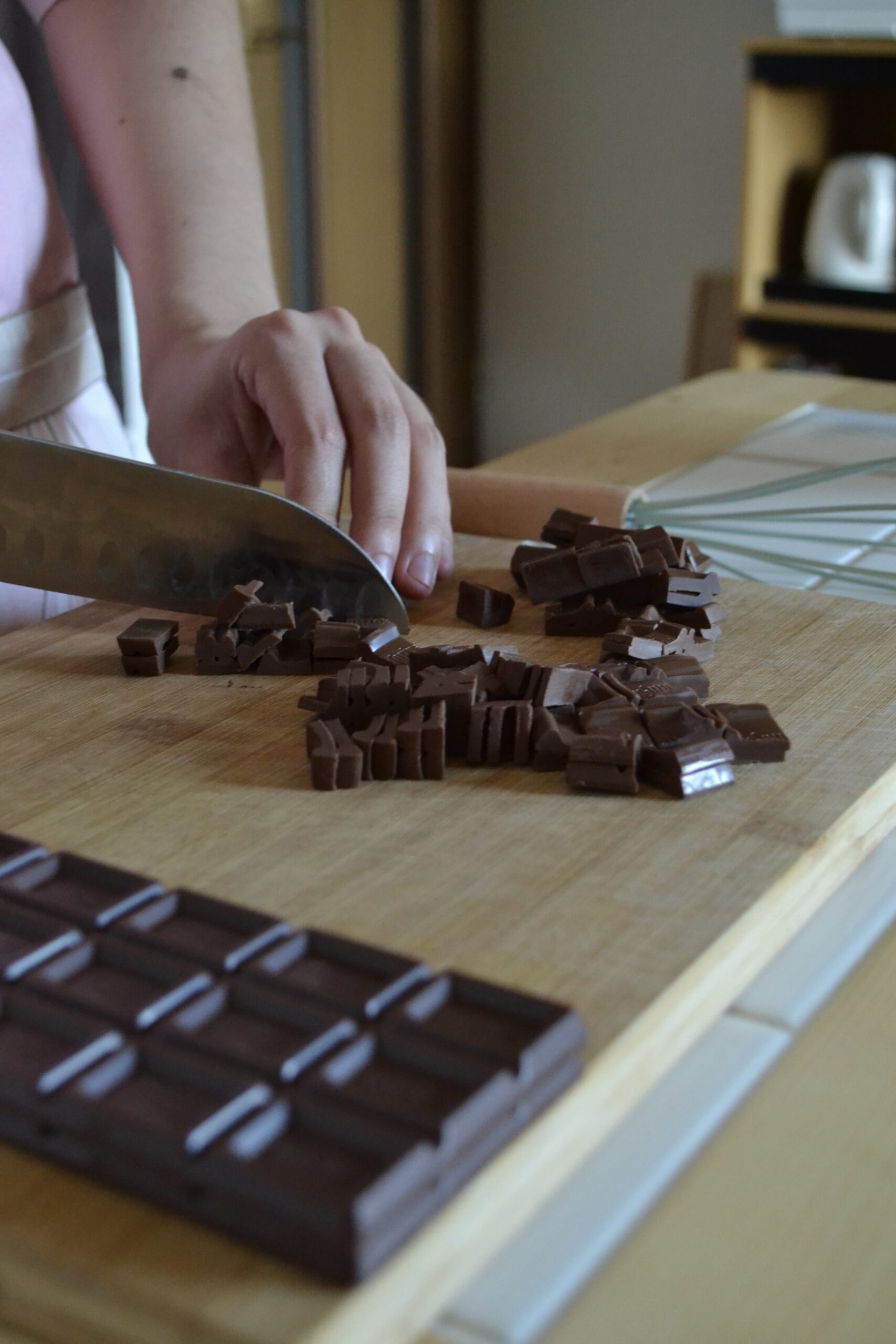 Chocolate sendo picado em cubos