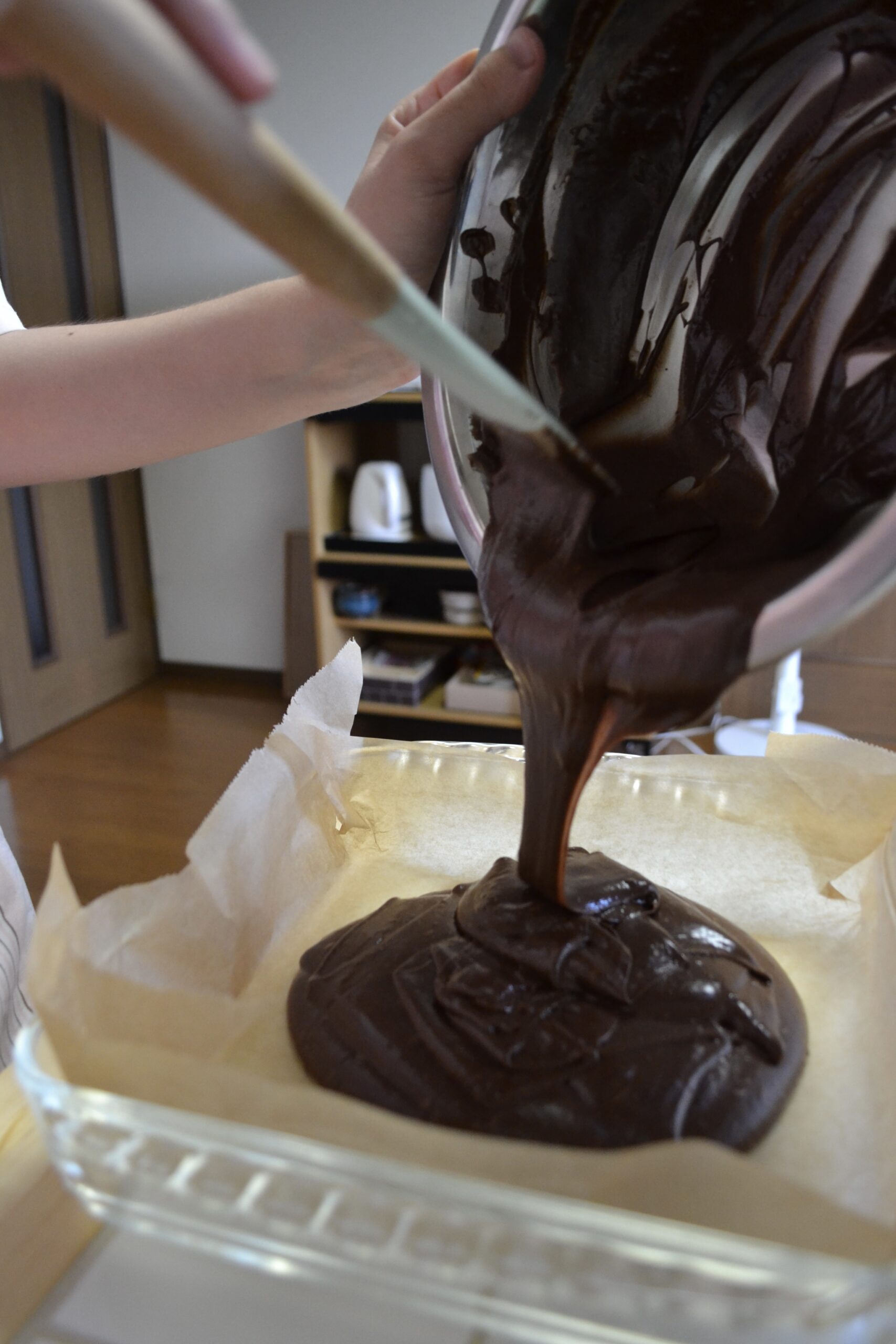 Massa de brownie sendo colocada na forma
