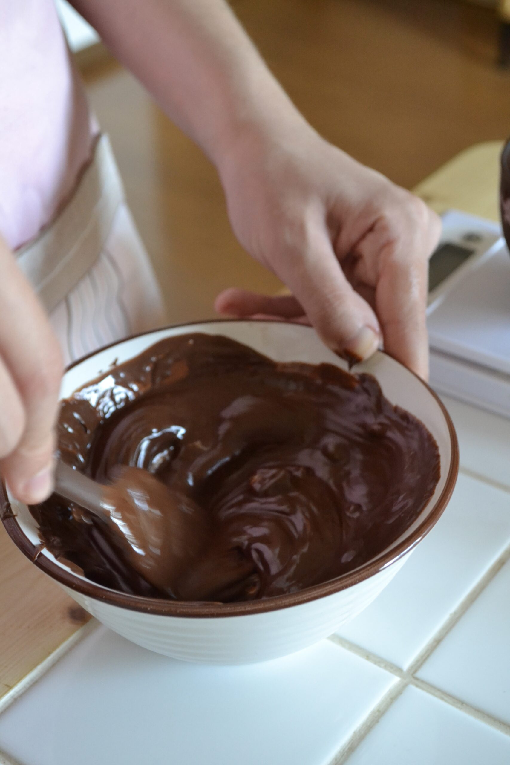 Chocolate derretido misturado com manteiga
