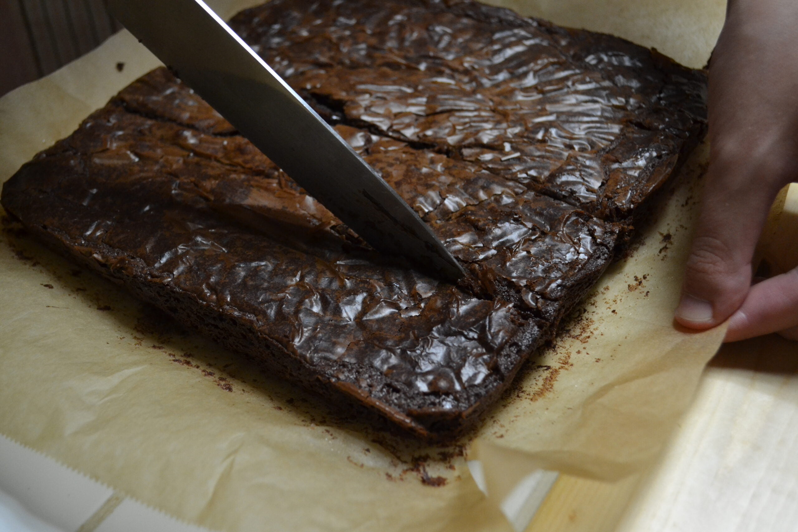 Brownie de chocolate sendo cortado