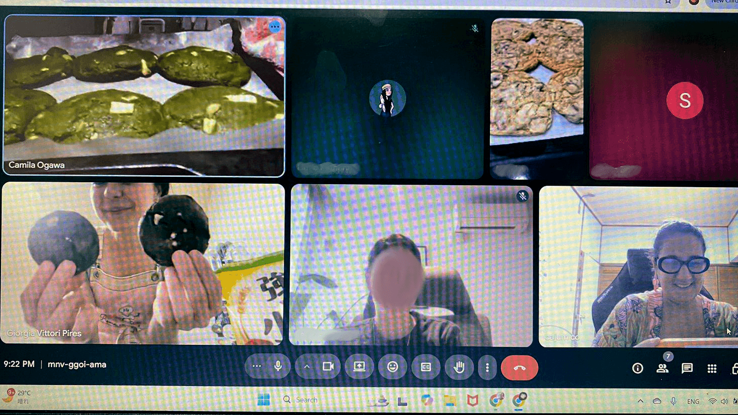 Grupo de pessoas fazendo cookies por vídeo chamada