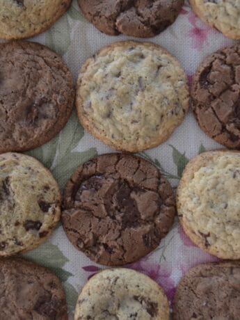 Cookie artesanal chocolate e de baunilha com gotas de chocolate, crocante por fora e macio por dentro.