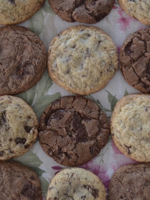 Cookie artesanal chocolate e de baunilha com gotas de chocolate, crocante por fora e macio por dentro.