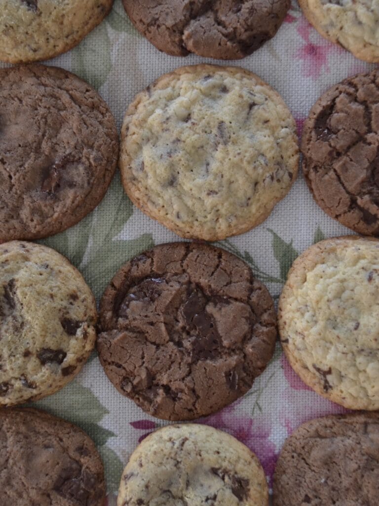 Cookie artesanal chocolate e de baunilha com gotas de chocolate, crocante por fora e macio por dentro.